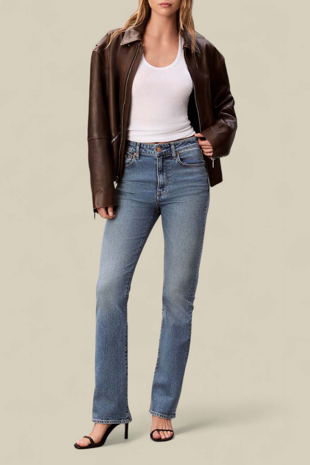 תמונת כל הלוק של מכנסי ג'ינס בגזרת סקיני בוטקאט